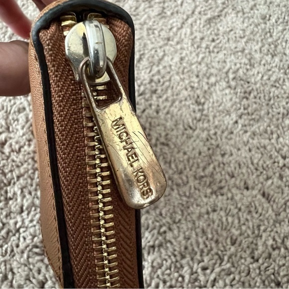 Michael Kors Colorblock Wallet Zip Around - Picture 4 of 9